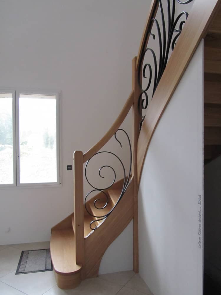 Styl'escalier : Gamme Prestige escalier chêne ensemble galbé avec ferrionnerie d'art rampe et étage