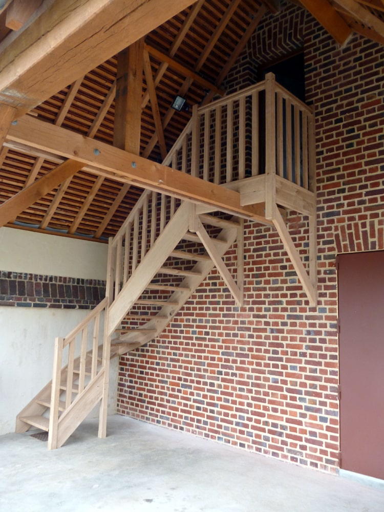 Styl'escalier : Gamme Tradition escalier chêne rustique avec balustres bois et palier d'arrivée avec sa structure