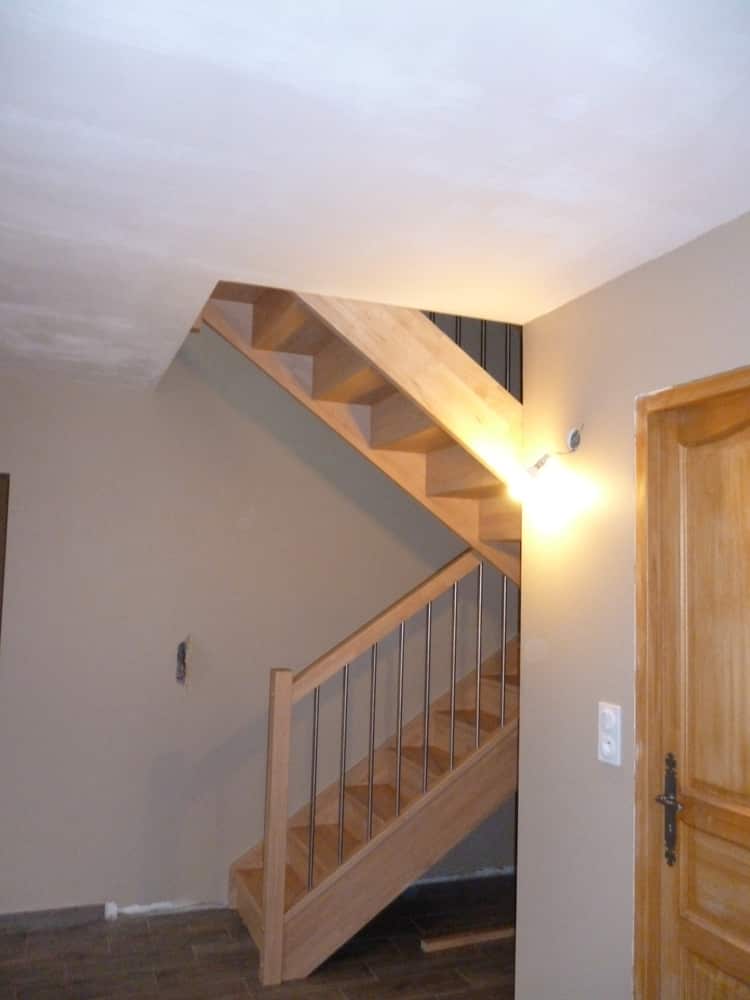 Styl'escalier : Gamme Essentielle : Escalier en hévéa avec balustres inox verticales diamètre 16mm
