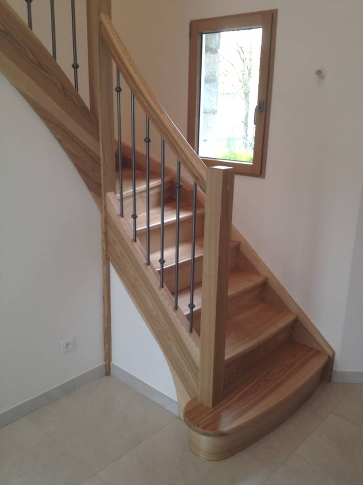 Styl'escalier : Gamme Tradition escalier frêne olivier avec rampe galbé ensemble balustres fer avec bagues