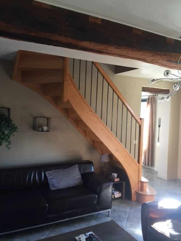 Styl'escalier : Gamme Prestige escalier chêne avec balustres fer et limon courbe