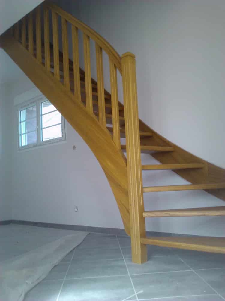 Styl'escalier : Gamme Tradition escalier chêne avec limon et rampe galbé