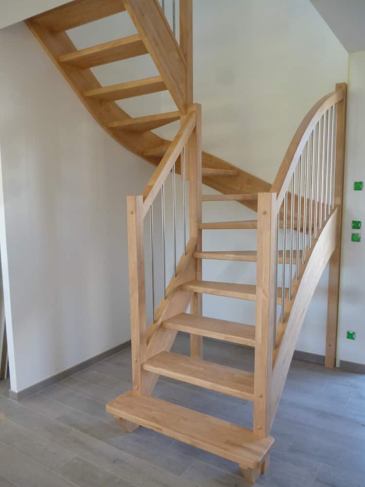Styl'escalier : Gamme Essentielle : Escalier en hévéa avec balustres inox verticales diamètre 16mm