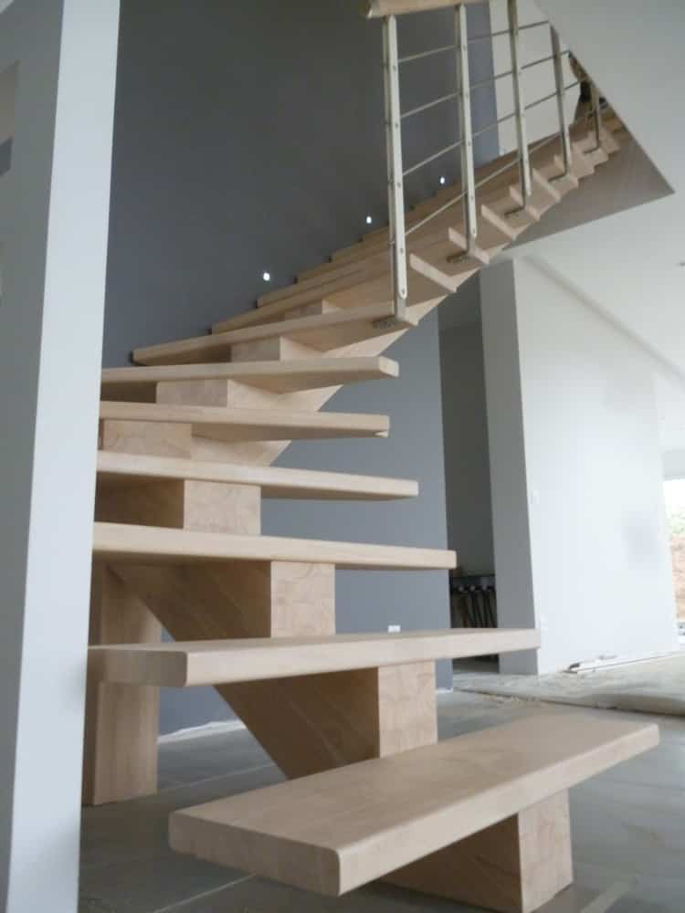 Styl'escalier : Gamme Prestige escalier à limon central en hévéa teinte blanc supérieur avec rampe métallique style minimal